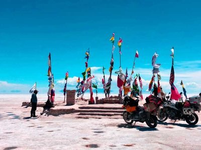Bosque de Banderas en Salar de Uyuni