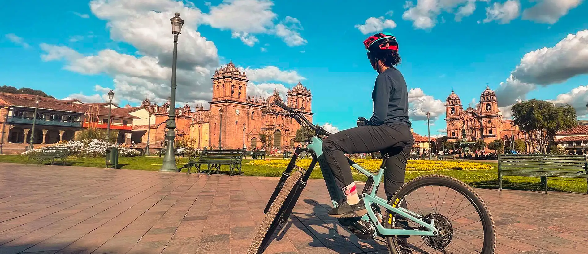 Passeio pela cidade de Cusco em bicicleta.